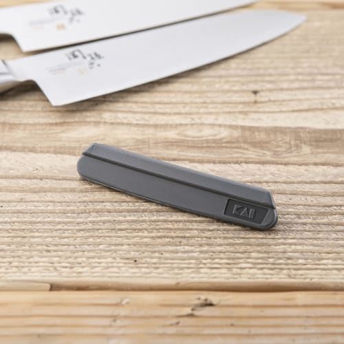 Kai Corporation KAI Knife Sharpening Guide, Made of Resin, Fixed Angle, Optimal Angle, Easy, Even Beginners Can Do It, Made in Japan AP0327