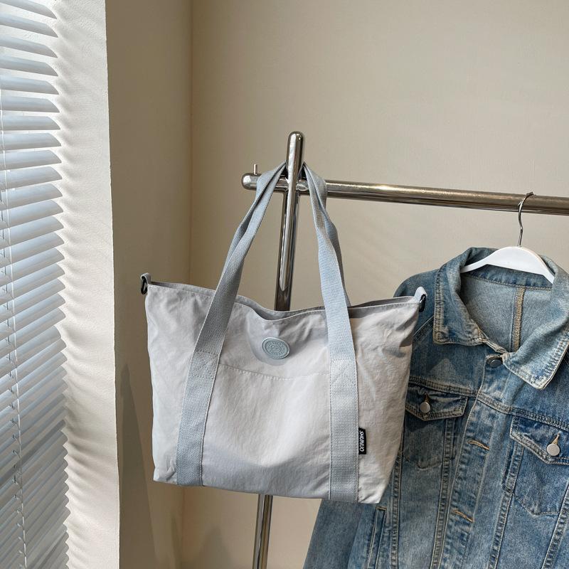 Large-capacity niche design tote bag 2025 new Korean version trendy handbag personalized solid color shoulder bag trendy