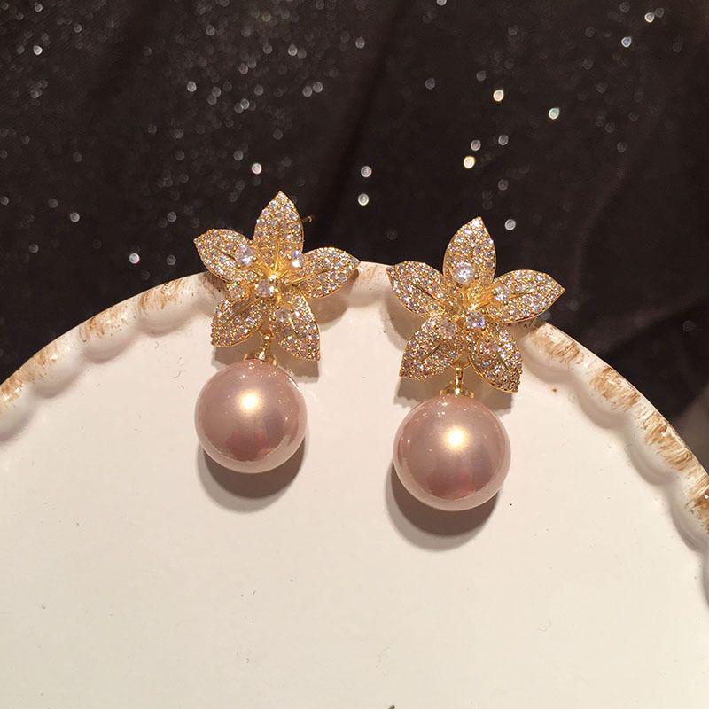 2025 Elegant Lightweight Pearl Flower Stud Earrings for Women