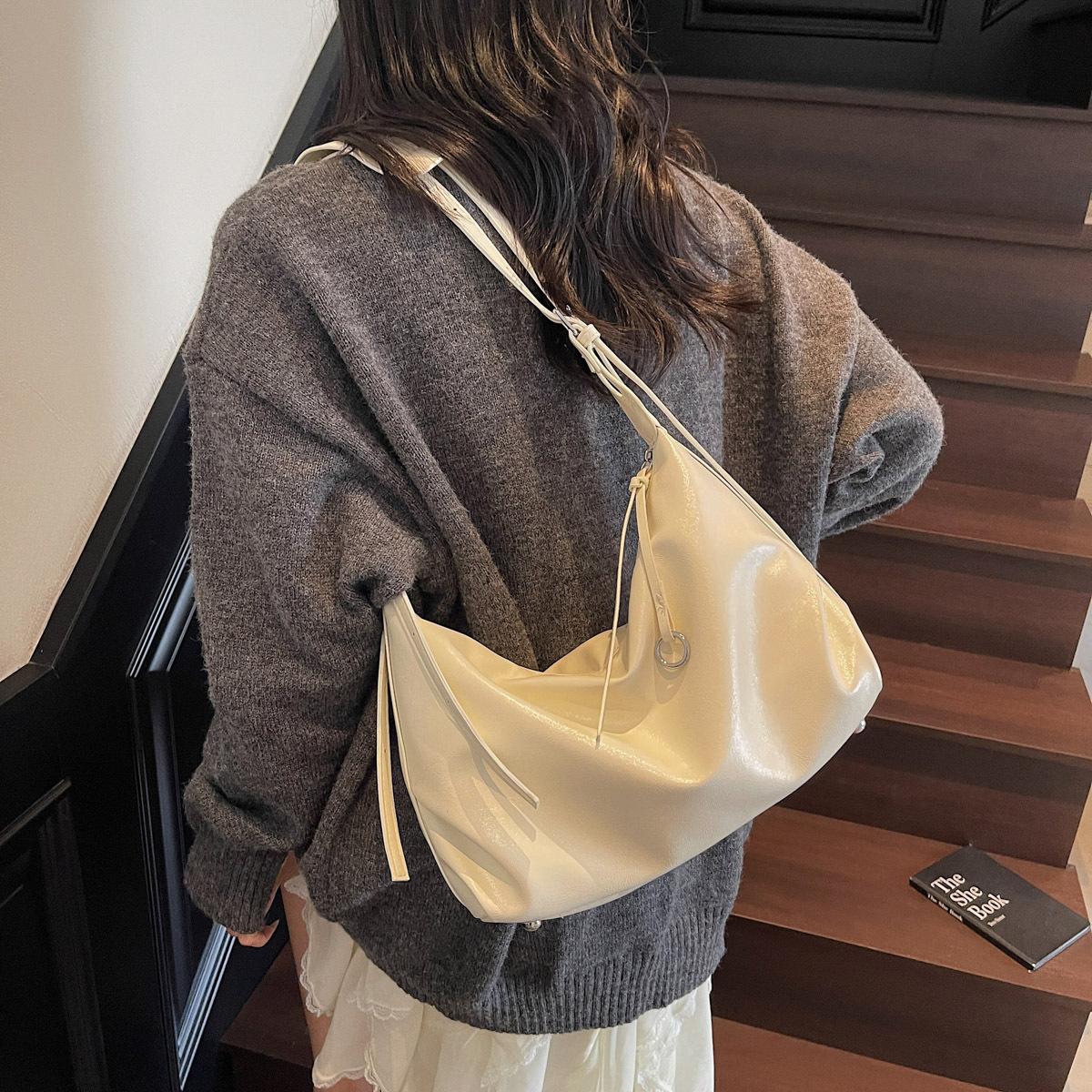 

Мягкая кожаная сумка-тоут большой вместимости женская новая простая модная сумка подмышку сумка для通勤 на плечо сумка-мессенджер белый