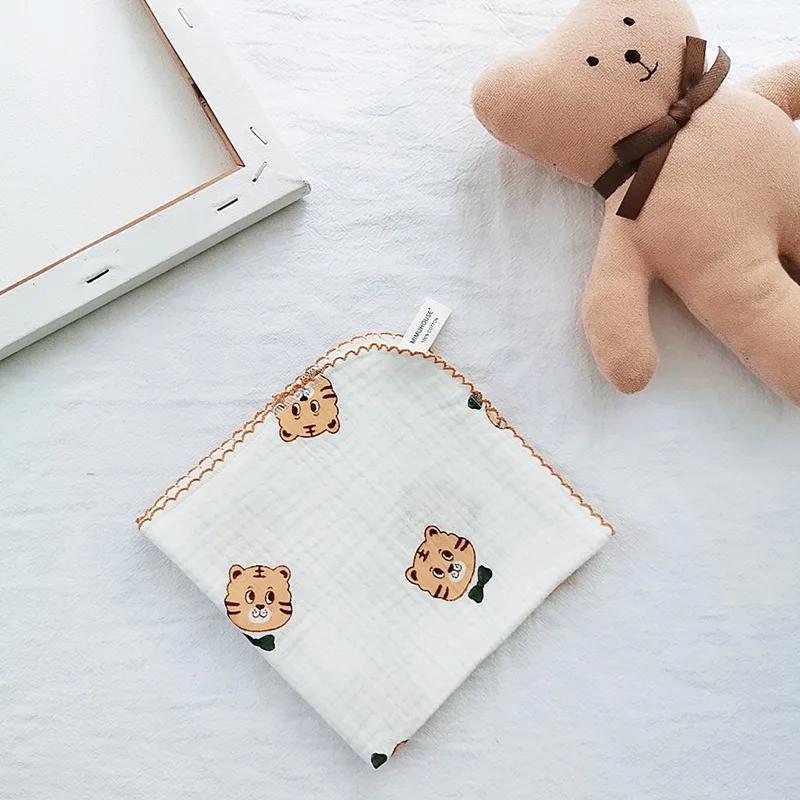 Baumwoll-Baby-Gesichtshandtuch Neugeborene Babyartikel 4-lagiges Musselin-Babylätzchen Taschentuch Weiches Speicheltuch Dreieckiges Füttern Spucktücher