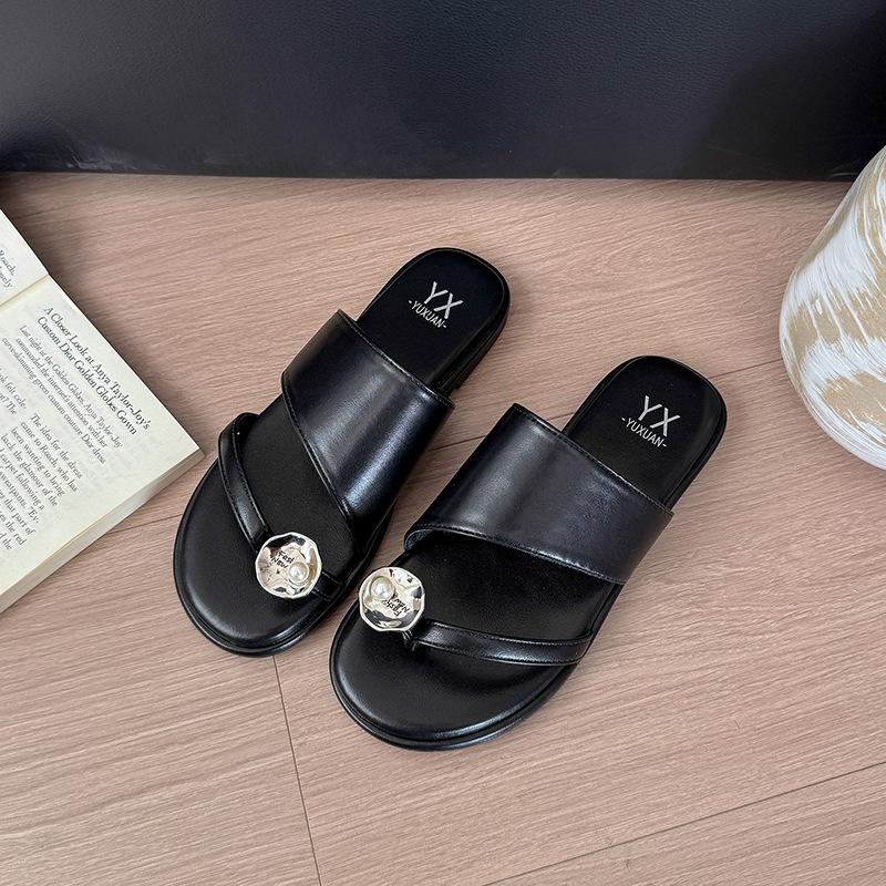 Beach cool slippers women's summer outer wear skirt 2025 new high-end rhinestone muffin thick bottom toe drag