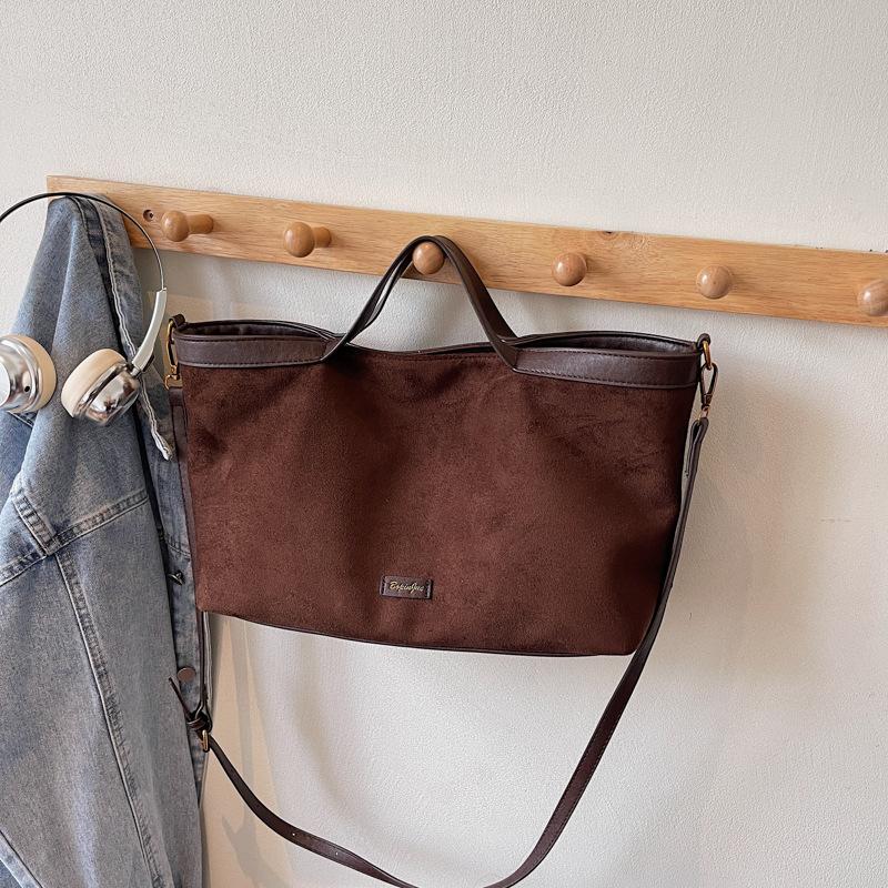 

Сумка премиум-класса с текстурой, женская, большой вместимости, новая коллекция осень-зима 2025, универсальная ретро-сумка-мессенджер, портативная сумка-тоут для поездок темно-коричневого