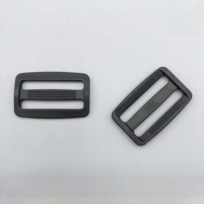 Boucle carrée japonaise en plastique noir et blanc pour sangles de bagages avec réglage à trois vitesses.