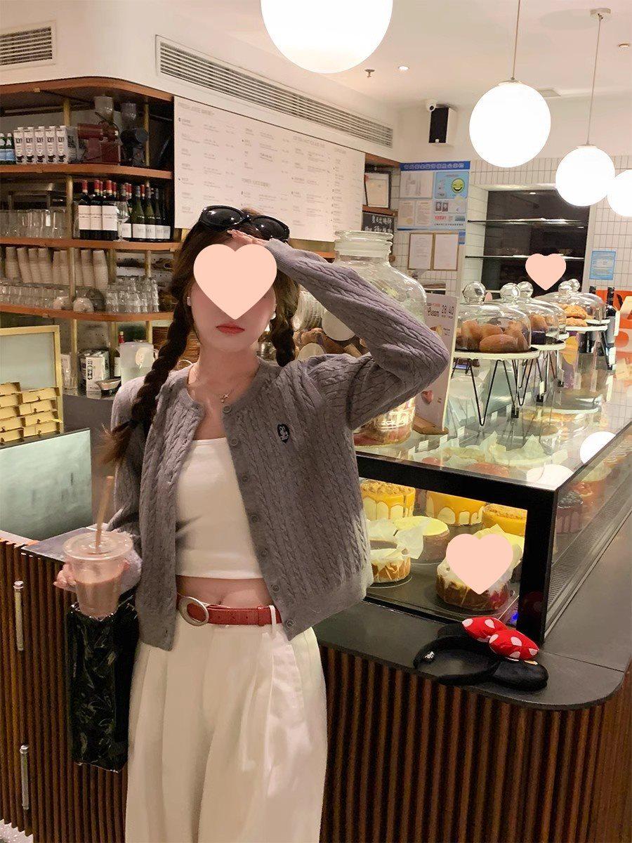 

Темно-синий вязаный кардиган с вышивкой в виде сердца - Женский осенний шикарный свитер в корейском стиле серый