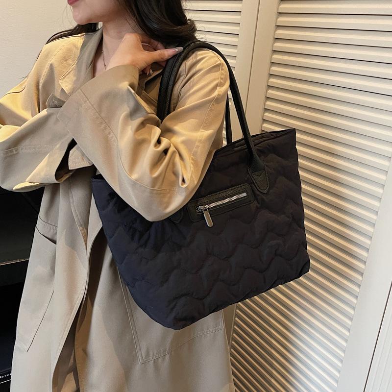 2025 winter new large-capacity diamond portable shoulder bag casual simple retro versatile tote bag