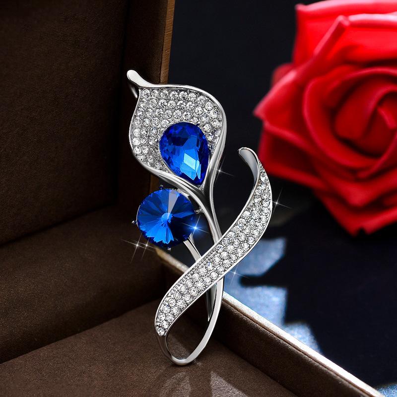 Модная брошь-калла с темпераментом Высококлассная простая хрустальная брошь Атмосферная элегантная булавка Аксессуары для костюма