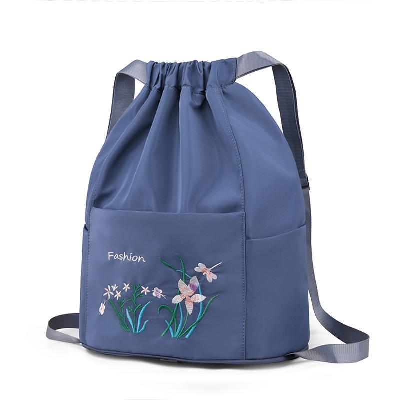 

Рюкзак-мешок большой вместимости на шнурке с отделением для влажных/сухих вещей для путешествий, спортзала и использования на открытом воздухе - Вышитый повседневный дизайн светло-синий