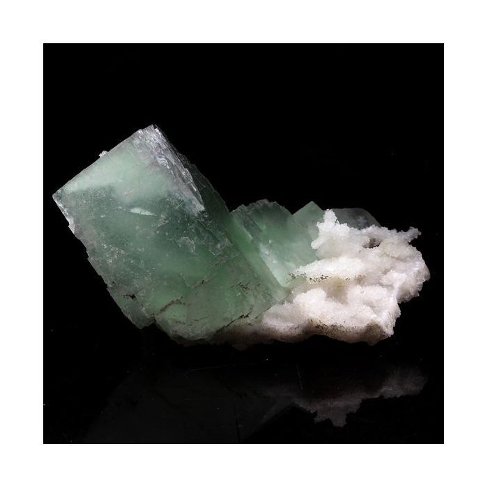Pierres et Minéraux. Fluorite, Quartz. 2449.0 ct. De'an, Jiangxi, Chine.