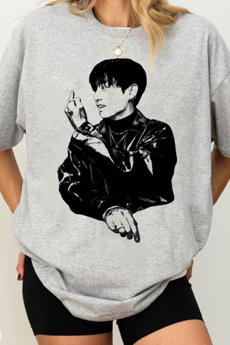 

Ретро футболка Jungkook 90-х Jungkook Вінтажна футболка Ретро Jungkook Музичний подарунок Jungkook Затуляє очі K-pop фанат Bootleg футболка Подарунок фанату K-pop XXXL різнокольоровий