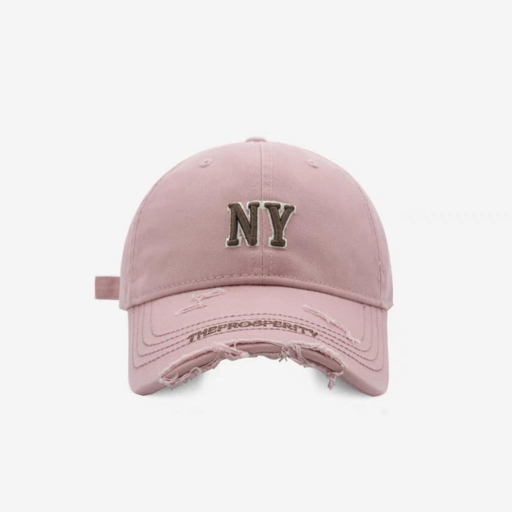 Eine Baseballkappe im koreanischen Street-Fashion-Stil mit Buchstabenstickerei für Damen und Herren und Eine Kappe mit perforiertem Schirm, die das Gesicht kleiner erscheinen lässt