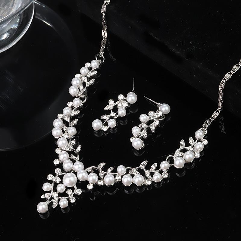 Stylish Pearl Necklace & Earrings Set: Elegant Bridal Accessory