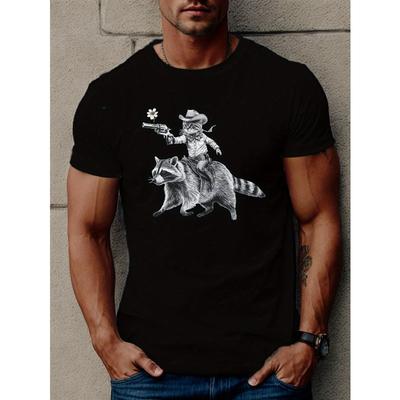 T-shirt Estiva da Uomo Taglia Europea con un Cowboy che Cavalca un Procione Accanto a un Gatto.