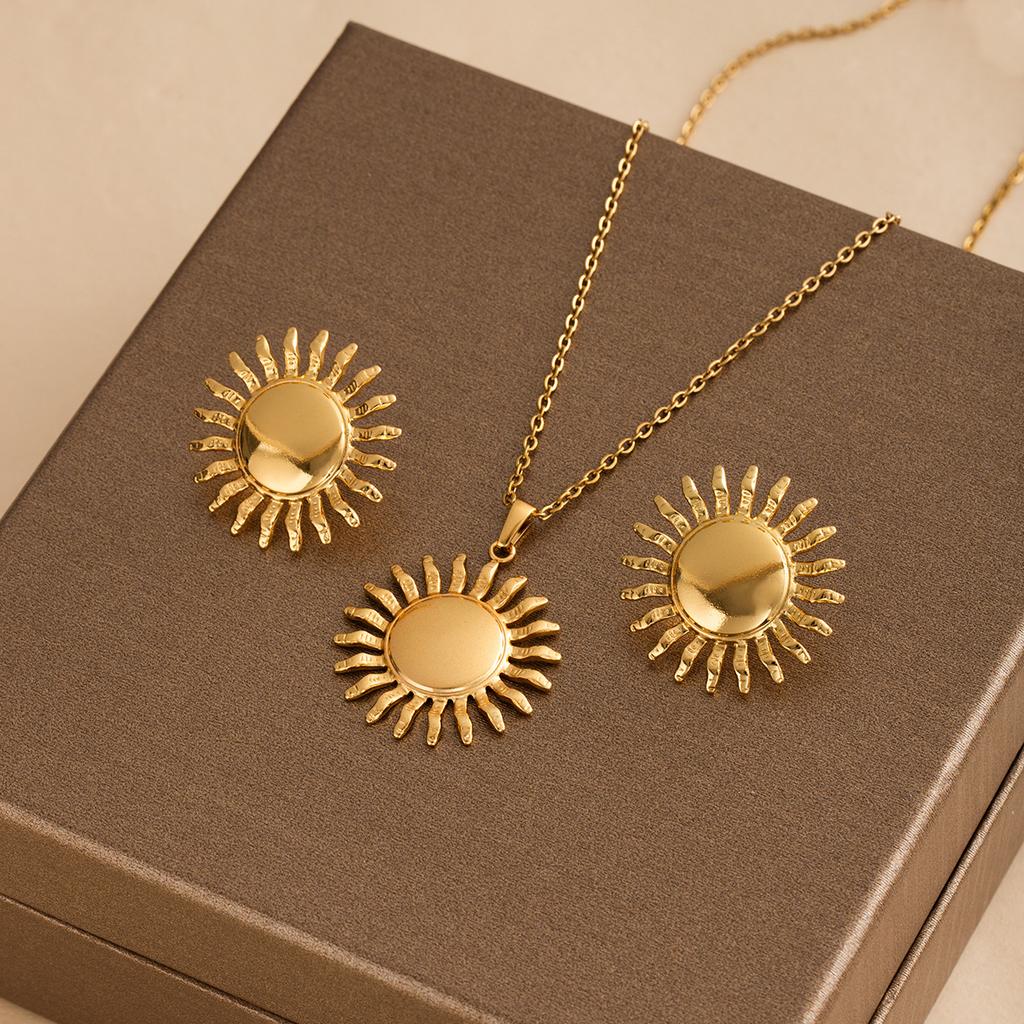 French Retro Light Luxury Metal Style Geometric Star Pearl Stud Earrings Necklace Set High-End Niche Earrings
