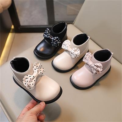 Stivali carini e dolci da bambina con adorabili decorazioni a fiocco