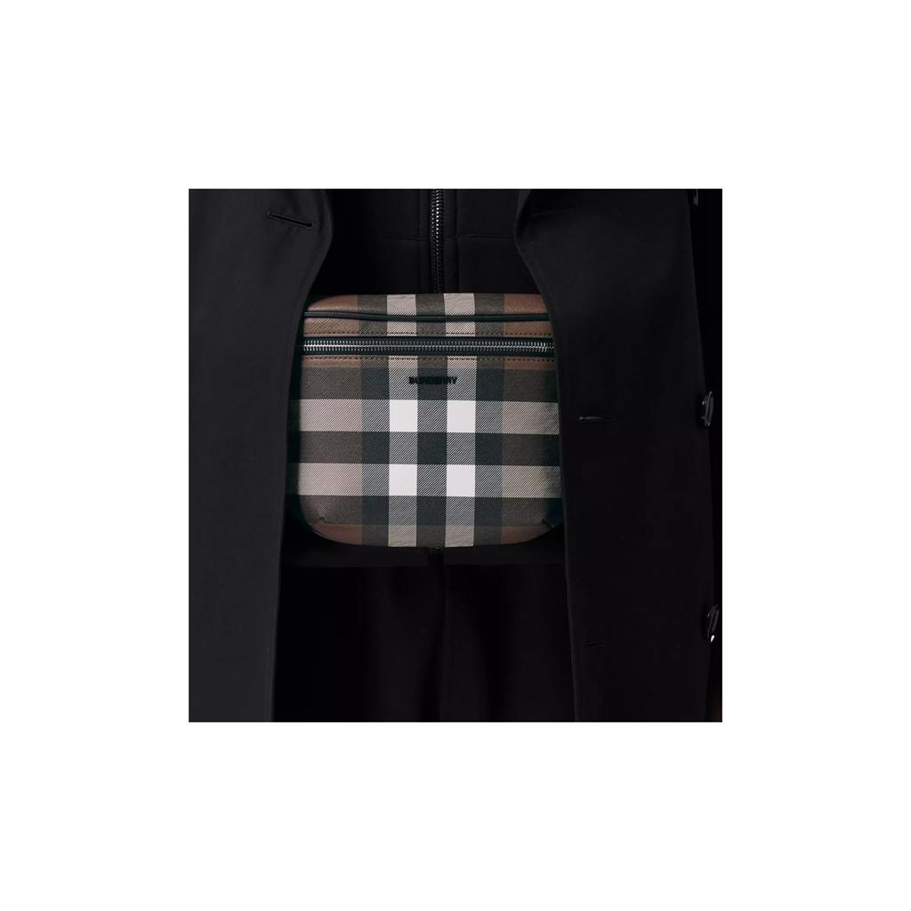 Burberry Borsa a tracolla pettorale in tela ecologica a quadri scuri da uomo Marrone Noce Scuro 80365591