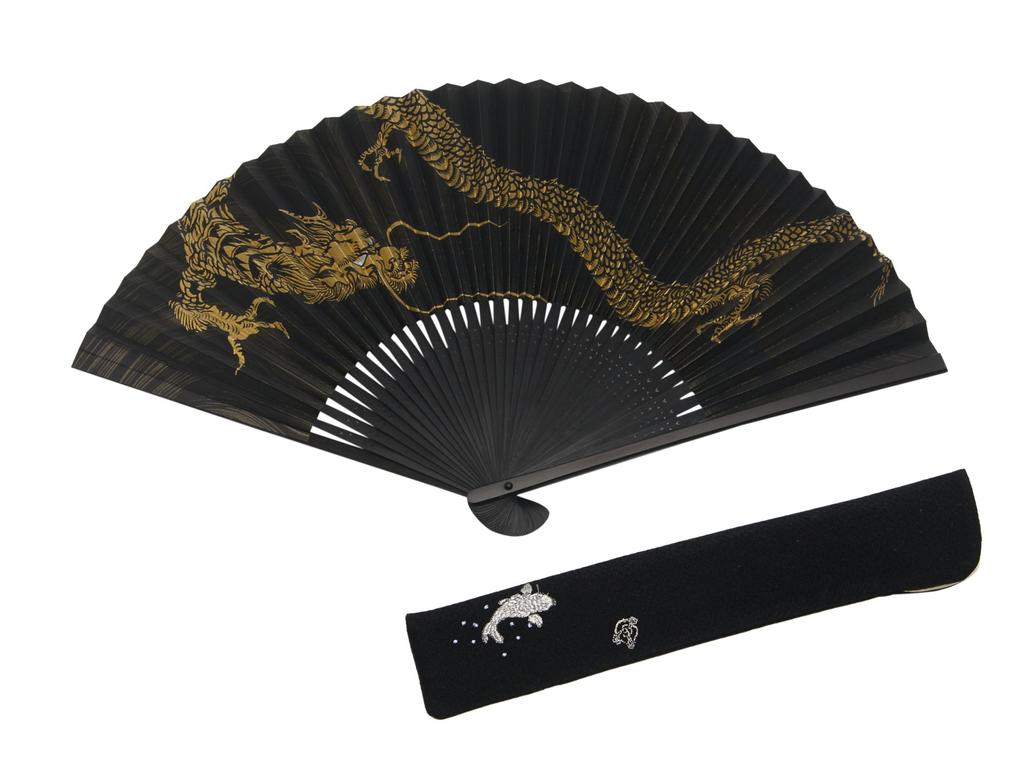Kjótský ventilátor pro střední gravírovací tašku Sekishu je dodáván v prezentační krabici [Hasegawa] pánské, drak, černý, zlatý, černě zbarvený ventilátor, součástí balení,