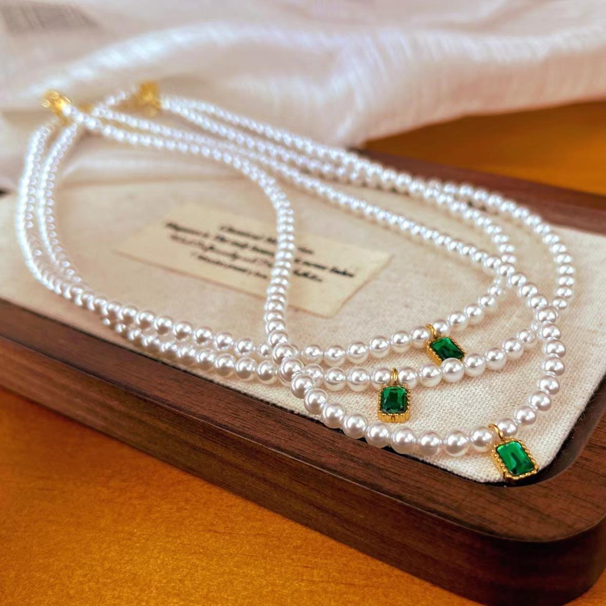 

Vintage Cold White Shijia Pearls With Artificial Emerald Pendant Necklace Collarbone Chain Female Atmosphere
