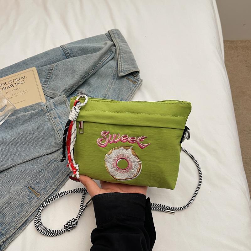 Japanisch inspirierte bestickte Umhängetasche für Damen mit einzigartigem Design, großem Fassungsvermögen und schrägem Crossbody-Stil, klein quadratisch