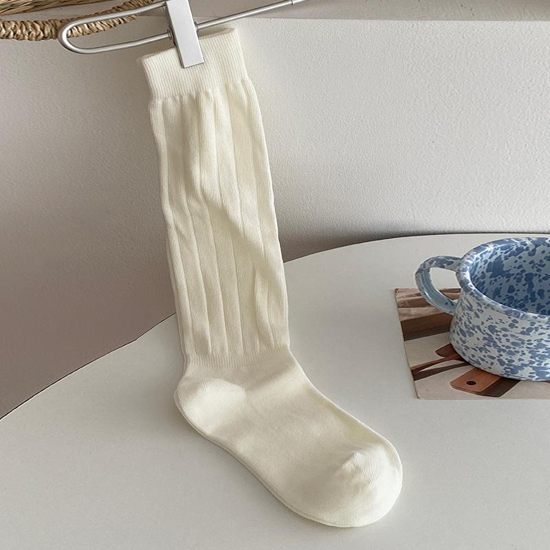 Einfache und vielseitige Damen-Wadensocken in Unifarben mit vertikalen Streifen zur optischen Verschlankung. Haufen Haufen Socken