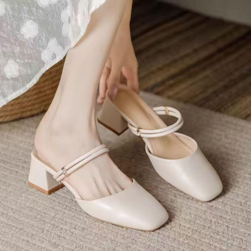 

Мягкая кожа, ленивые люди носят два сандалия на толстом каблуке и полушлепанцы, женщины носят туфли на среднем каблуке и одинарные туфли летом 40