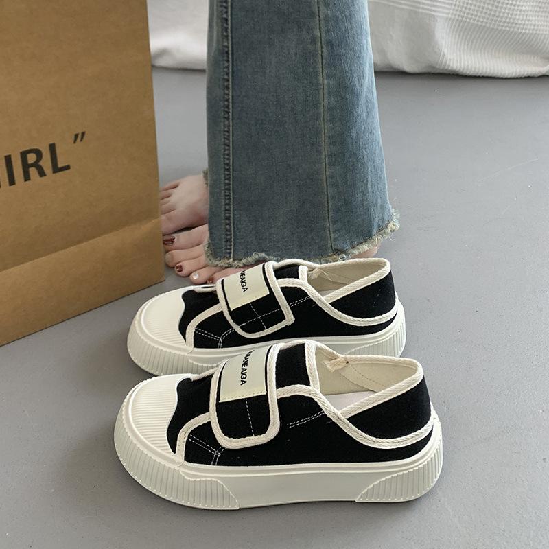 Pantofle na půl paty Jarní a podzimní Silná podrážka Suchý zip Bílé tenisky a Dáma nosící ležérní tenisky na jedné noze