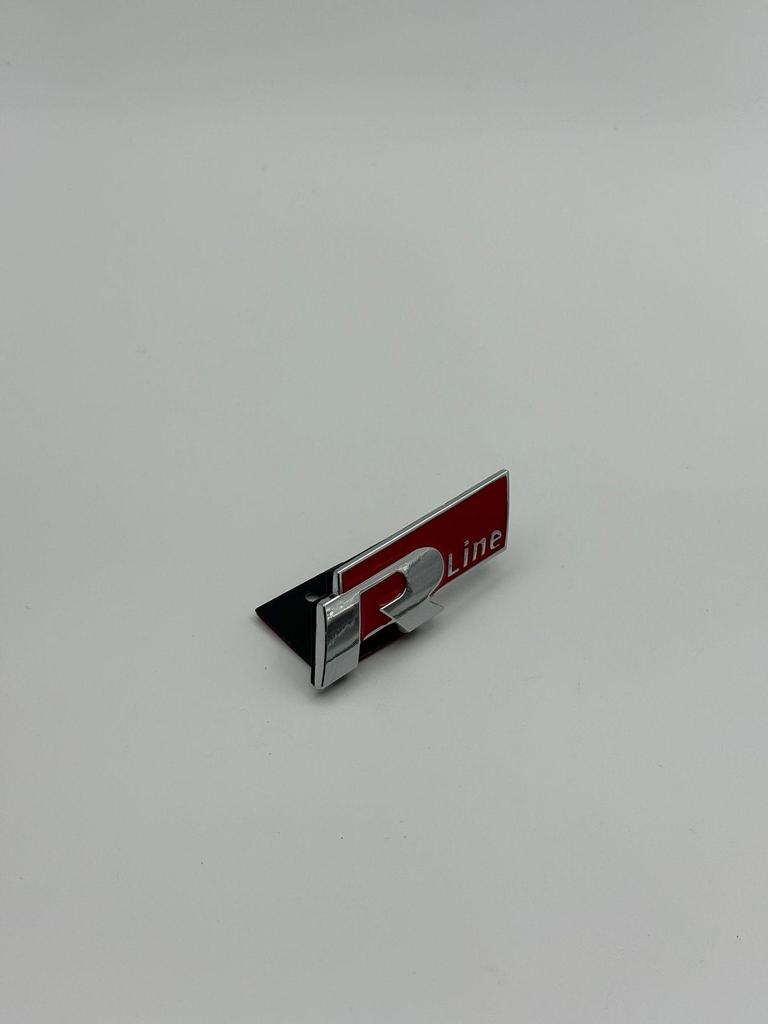 Geschikt voor het aanpassen van de Volkswagen Polo en Tiguan, dit R-Line grille-embleem is ontworpen voor metalen roosters.