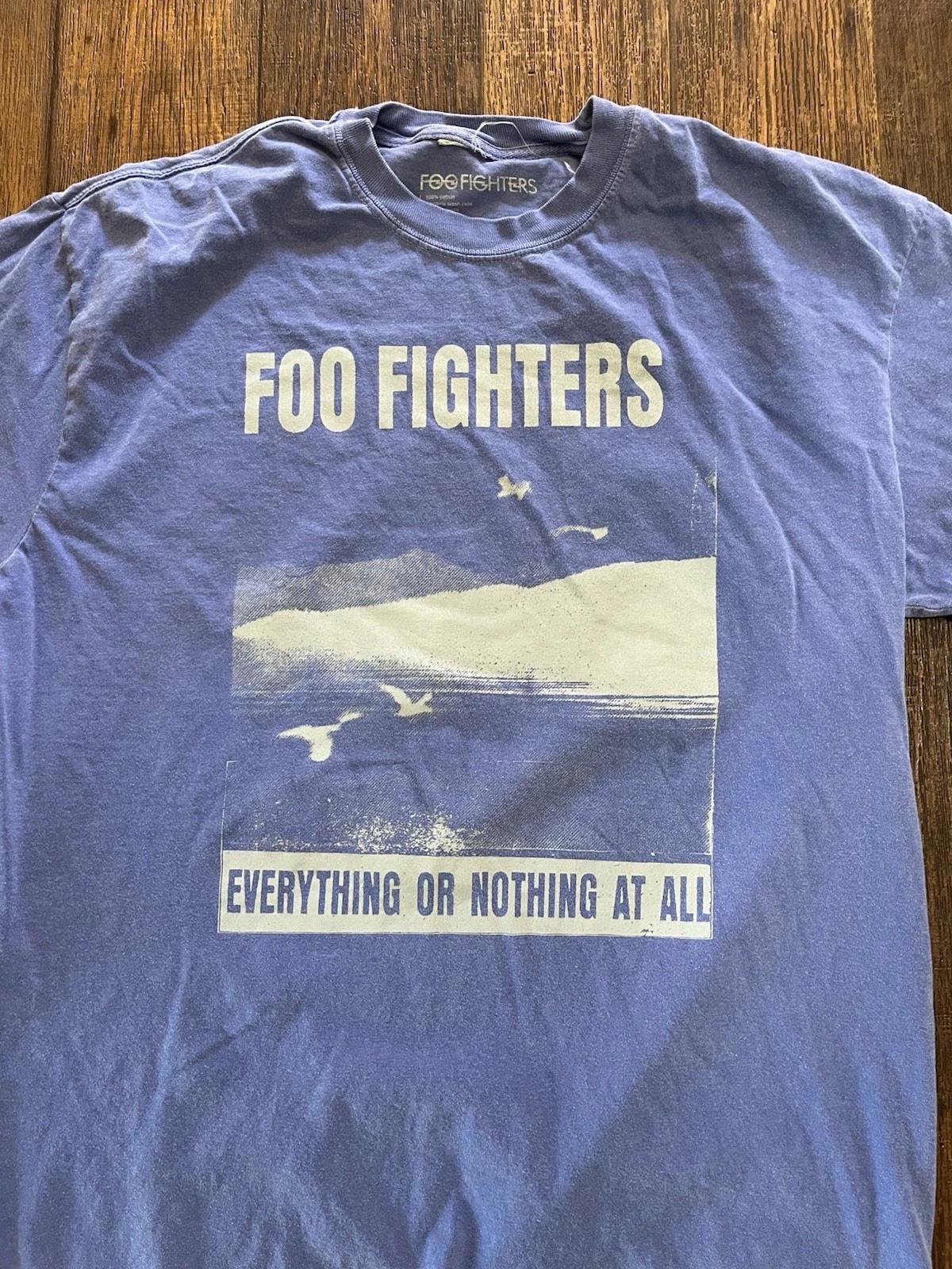 

Men s Foo Fighters T-Shirt Purple Logo XL 90s Rock Tour Y2K Nirvana Grohl Grunge L
