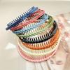 Mode Bandeau en Plastique Torsadé à Tête Croisée pour Femmes Filles avec Dents Cercle Flexible Antidérapant Accessoires de Lavage du Visage et Coiffure