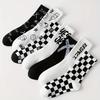 7 Paar Schwarz Weiß Bedruckte Unisex Mid-Tube Socken Modische Karierte Buchstaben Weiche Bequeme Atmungsaktive Paar Freizeit Socken