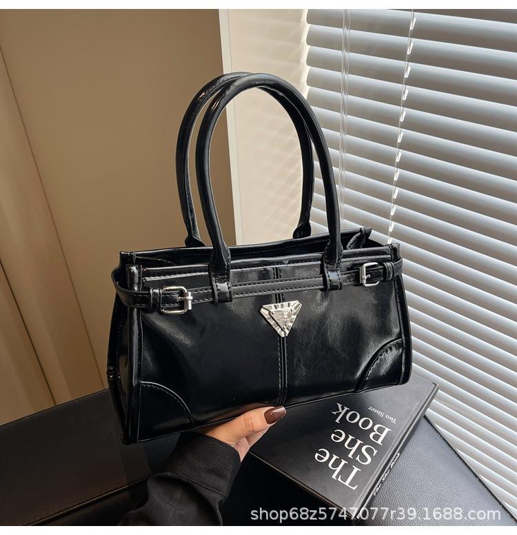 Internet Celebrity Super Fire Niche Fashion Versatile Commuter Bag Women's Tide Spring New Large Capacity Casual Simple Messenger Bag