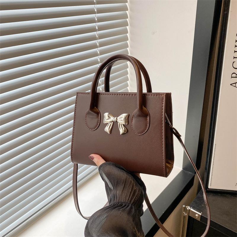 Sac pour femme portable design de niche nouvelle mode sac à bandoulière polyvalent simple sac messager de navette fourre-tout