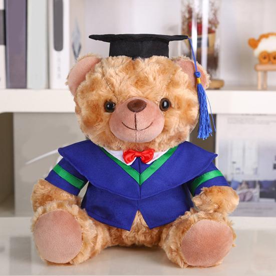 Plyšový medvídek absolvent 2025 s talárem, čepicí a střapcem, roztomilý hnědý absolvent