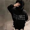 Unisex Margiela Hoodie: Lockere Passform, Umgekehrtes MM6-Logo, Reine Baumwolle, Rundhalsausschnitt, Trendiger Stil