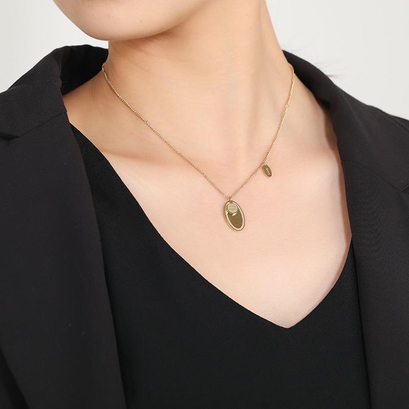 Small Gold Brick 18K Gold Titanium Steel Short Necklace Feminine Exquisite Temperament Retro Niche High-end Collarbone Chain Jewelry