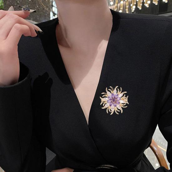 Women Brooch High-Gloss Rhinestone Inlay Sparkling Chrysanthemum Design Lapel Pin Non-Slip Buckle Scarf Badge Clothing Bags Accessories