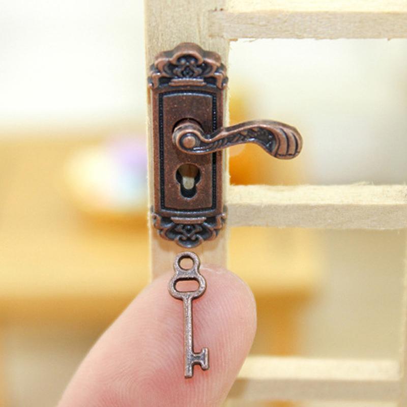 Retro štýl 1/12 Mierka Domček pre bábiky Zámok Sada kľúčov Miniatúrne kľučky dverí Mosadzné gombíky Mini nábytok ťahadlá Domček pre bábiky DIY príslušenstvo
