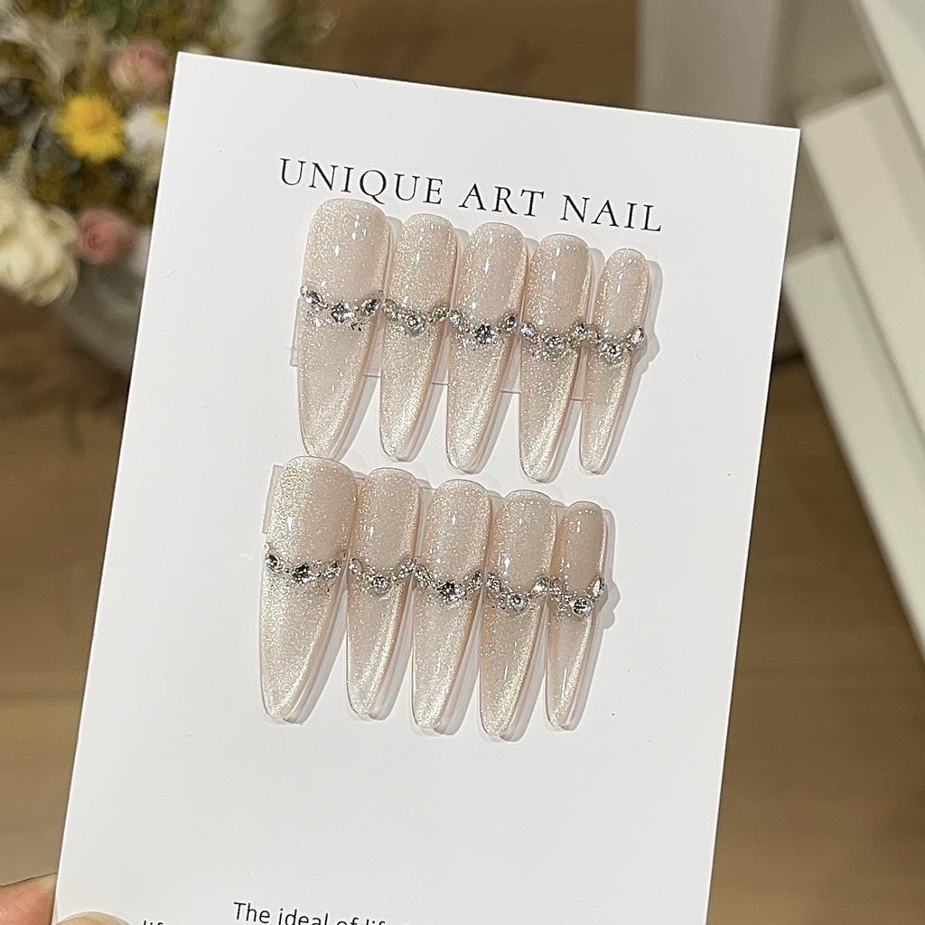 Sanfter Miu-Stil Süßer Diamantbrecher, Weiß und Blitzende Katzenaugen tragen Rüstung