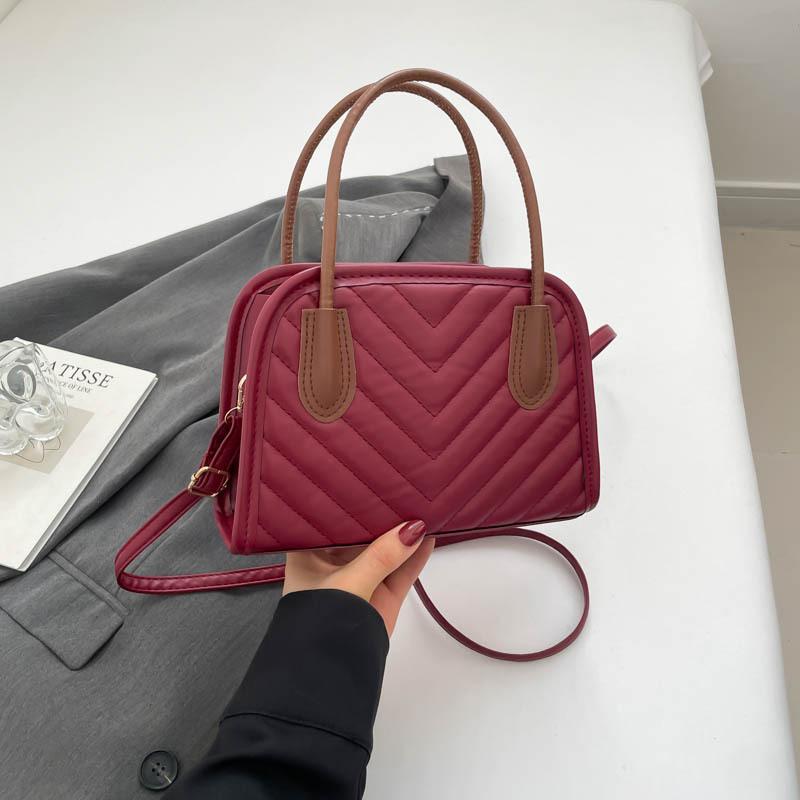 

2025 новый осенне-зимний тисненый иностранный стиль портативная сумка-ракушка женская простая повседневная модная на плечо сумка-мессенджер бордовый