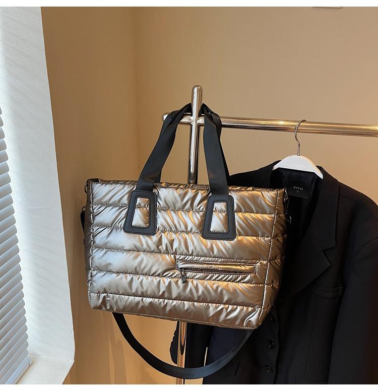 

Модные женские сумки Новые универсальные повседневные нишевые трендовые сумки Большой вместимости мягкие сумки Сумки-тоут через плечо шампанского