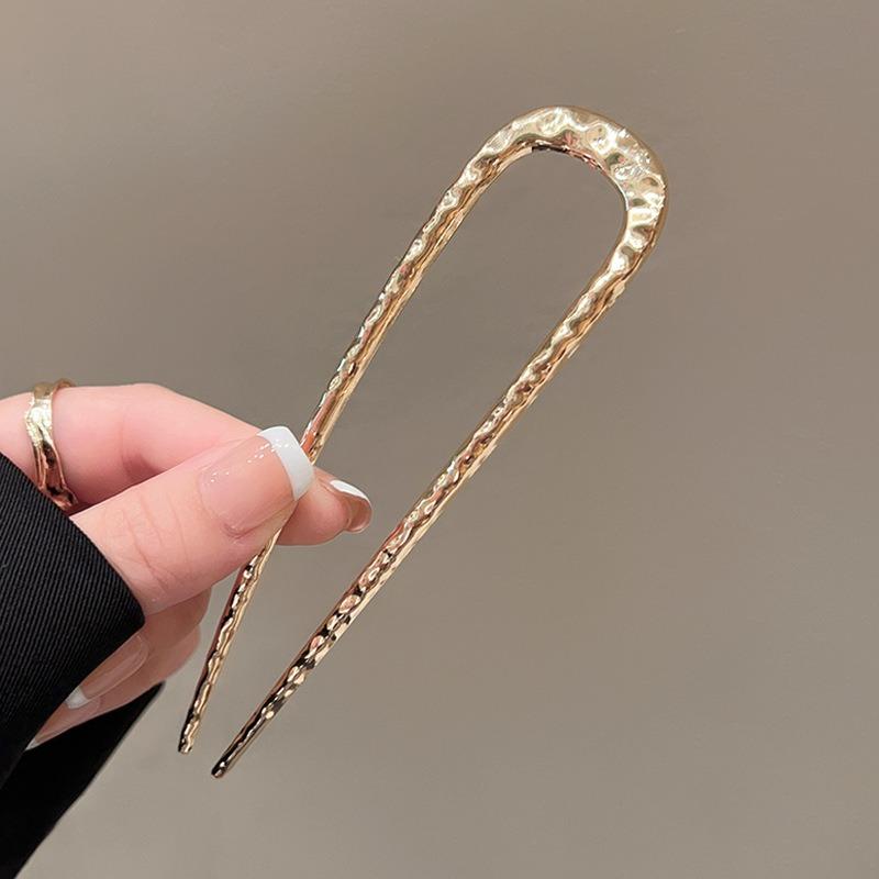 

Twisted Pattern Design U-shaped Hairpin with Gold and Silver Accents Creating Exquisite Hairstyles That Showcase Unique Charm