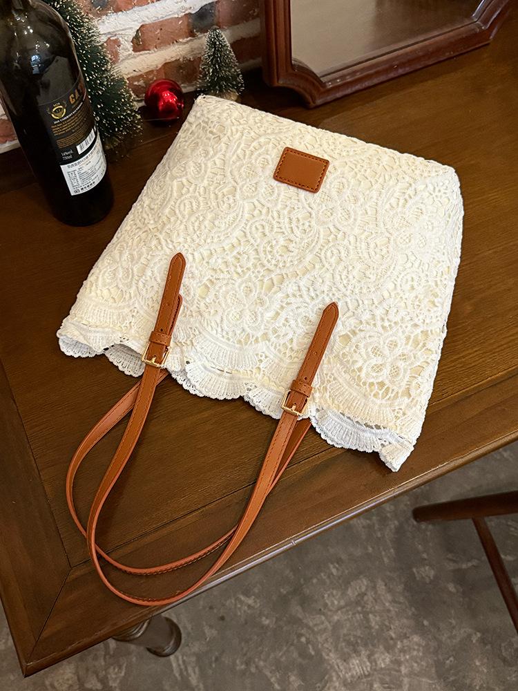 Französische Spitze tragbare Umhängetasche pastorale Tragetasche Damen 2025 neue Nischenhandtasche mit großem Fassungsvermögen