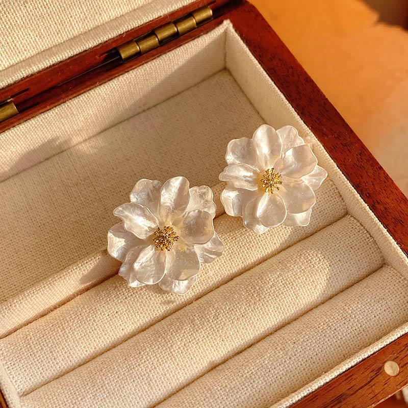 Elegant White Flower Stud Earrings Golden Stamen for Women Big Double Layer Gardenia Earrings Party Trendy Temperament Jewelry