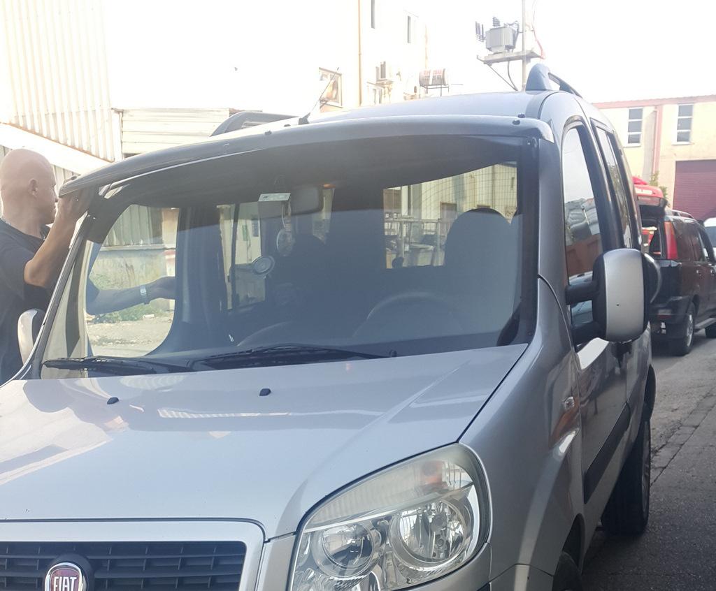 Visier an der Windschutzscheibe (schwarz glänzend, 5mm) für Fiat Doblo I 2001-2005