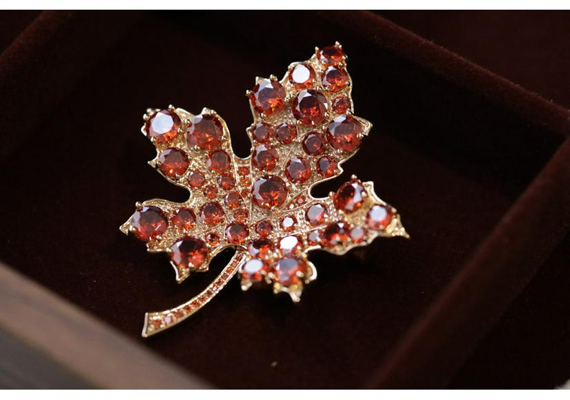Ginkgo Leaf Pearl Brooch - Elegant Light Luxury Suit Accessory