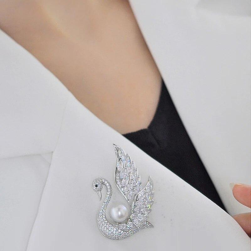 New Natural White Pearl Swan Brooch Fashion Sweater Jewelry for Women