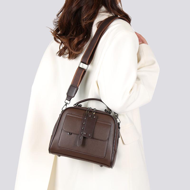 Crossbody Tote Shoulder Bag: 2026 Retro Niche Texture Small Square Women's Travel Casual Bag