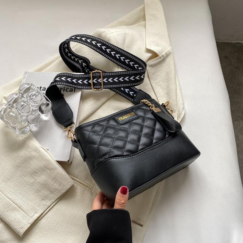 

Niche diamond chain small bag women s bag 2025 new autumn and winter versatile stray bag high-end shoulder messenger bag