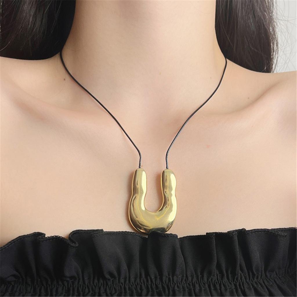 Tooxika Niche Personality Metal U-shaped Glossy Horseshoe Irregular Pendant Necklace Simple Luxury Collarbone Chain