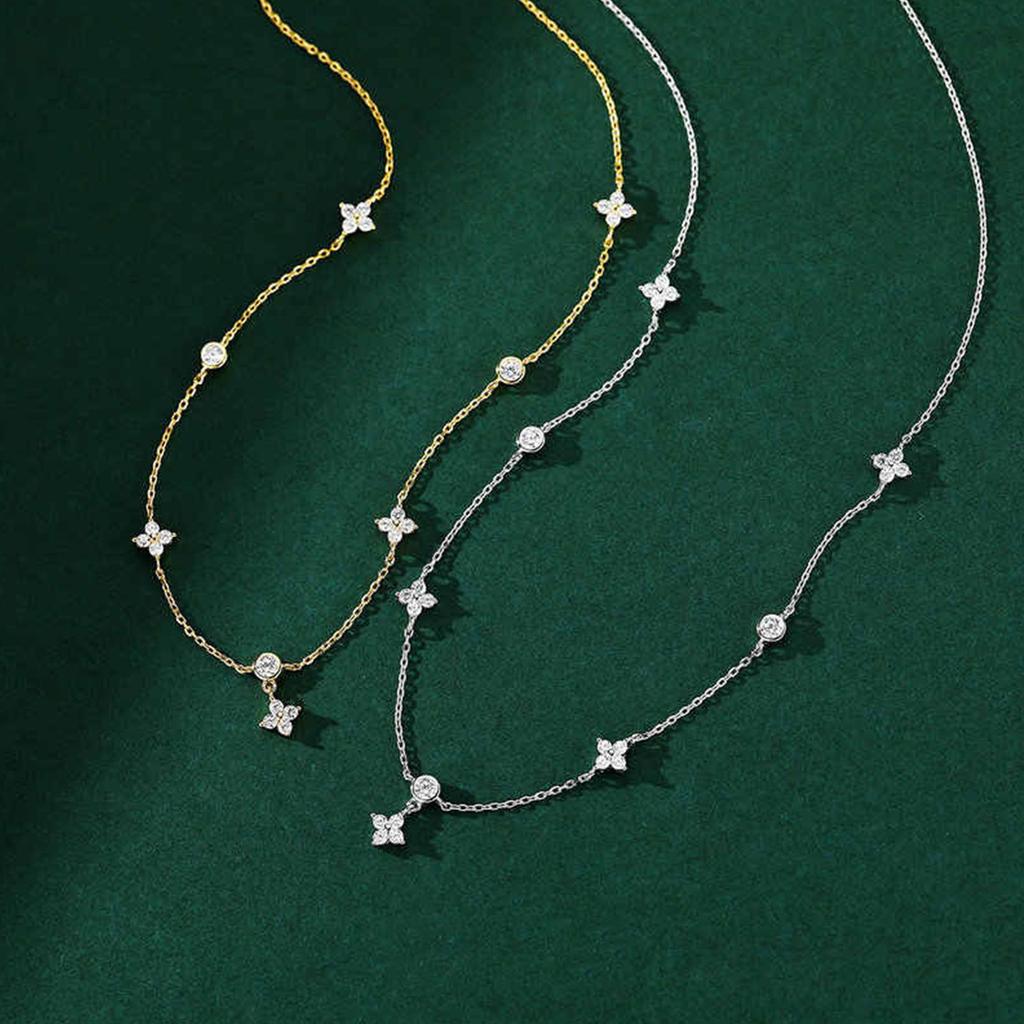 Sparkling Necklace Fashion Four Leaf Clover Pendant Necklace Neck Jewelry Perfect for Youthful Couple or Close Friend